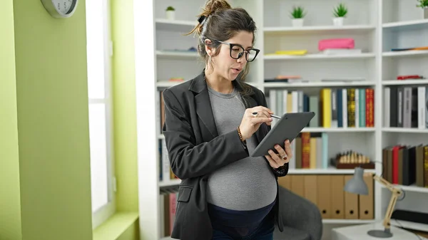 Young Pregnant Woman Teacher Using Touchpad Library University — Stock Photo, Image