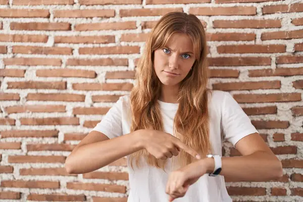 Duvarın Başında Dikilen Genç Beyaz Kadın Zamanı Sabırsızlığı Gecikmeye Kızmayı — Stok fotoğraf