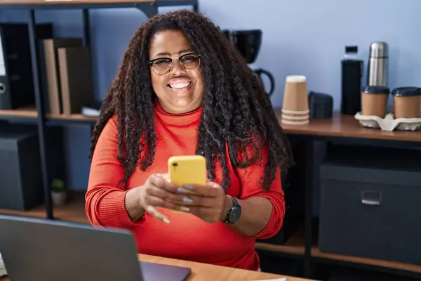 Afrikaans Amerikaanse Vrouw Zakenman Met Behulp Van Laptop Smartphone Kantoor — Stockfoto