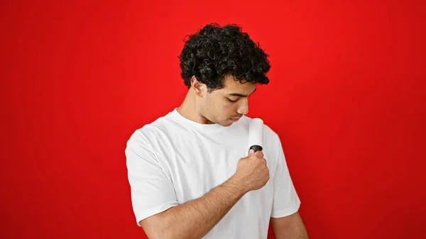 Νεαρός Λατίνος Άνθρωπος Χρησιμοποιώντας Ρολό Ραβδί Για Καθαρίσει Τις Τρίχες — Φωτογραφία Αρχείου