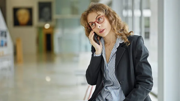 Ung Kvinna Företagare Talar Smartphone Kontoret — Stockfoto