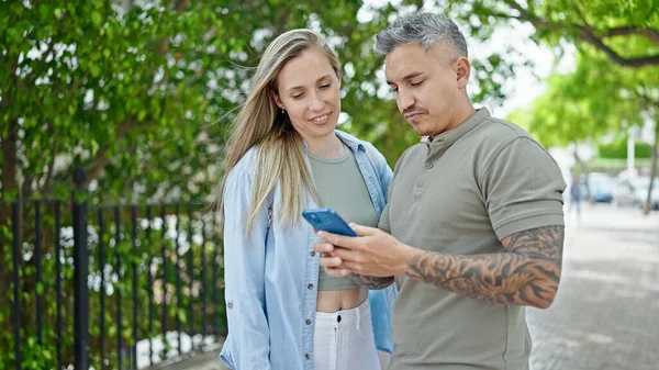 Man Woman Couple Smiling Confident Using Smartphone Park — Stock fotografie