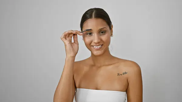 Junge Lateinische Frau Lächelt Selbstbewusst Kämmende Augenbrauen Mit Pinsel Über — Stockfoto