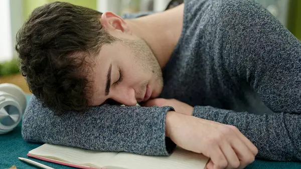 Νεαρός Ισπανός Φοιτητής Κοιμάται Στο Τραπέζι Στην Τραπεζαρία — Φωτογραφία Αρχείου