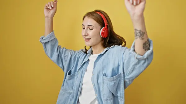 Mujer Joven Escuchando Música Bailando Sobre Fondo Amarillo Aislado — Foto de Stock