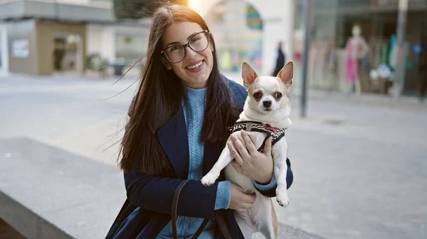 Jonge Spaanse Vrouw Met Chihuahua Hond Glimlachend Vol Vertrouwen Zittend — Stockfoto