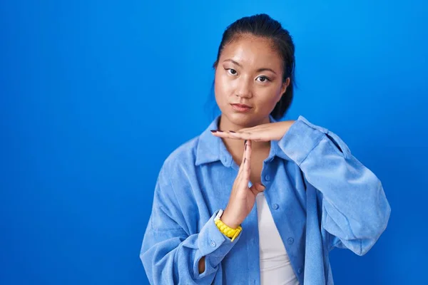 Asian Young Woman Standing Blue Background Doing Time Out Gesture — Stock Photo, Image