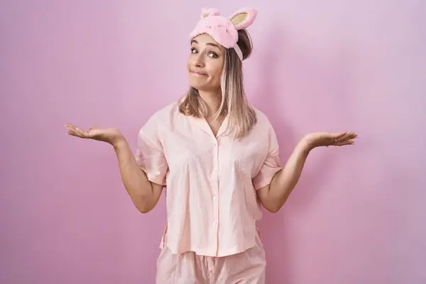 Blond Kaukasisk Kvinna Bär Sömnmask Och Pyjamas Aningslös Och Förvirrad — Stockfoto