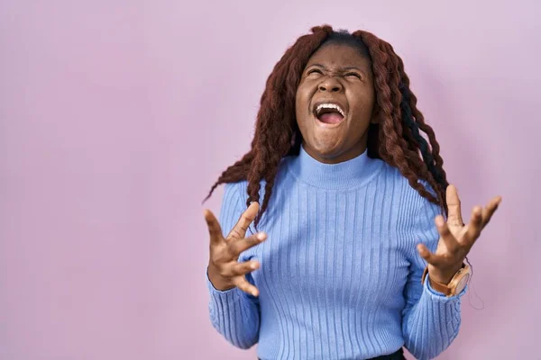 African Woman Standing Pink Background Crazy Mad Shouting Yelling Aggressive — Stock Photo, Image