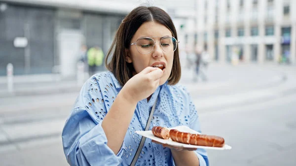 Jovem Bela Mulher Hispânica Comendo Salsicha Ksekrainer Nas Ruas Viena — Fotografia de Stock