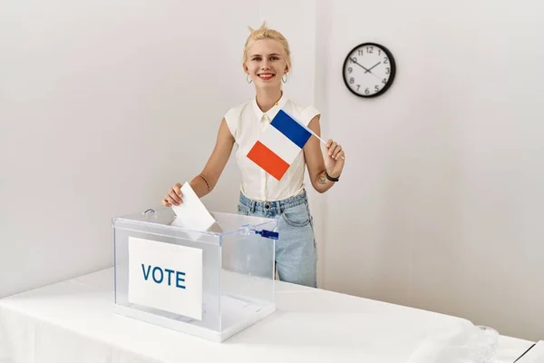 Jonge Blonde Vrouw Met Franse Vlag Stemmen Electorale College — Stockfoto