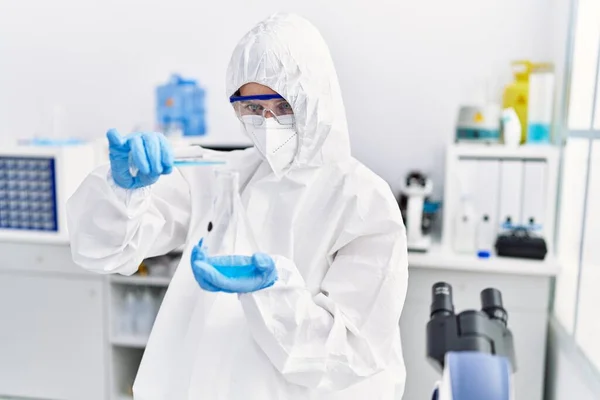 Jong Blond Vrouw Wetenschapper Dragen Veiligheid Uniform Gieten Vloeistof Reageerbuis — Stockfoto