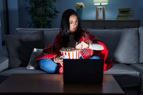 Spaanse Vrouw Eet Popcorn Kijken Naar Een Film Bank Controleren — Stockfoto