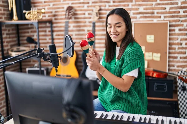 Joven Músico Hispano Tocando Maracas Estudio Música —  Fotos de Stock