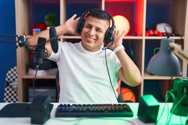 Genç Spanyol Adam Video Oyunları Oynuyor Gülümsüyor Parmaklarıyla Kulaklarını Çekiyor — Stok fotoğraf