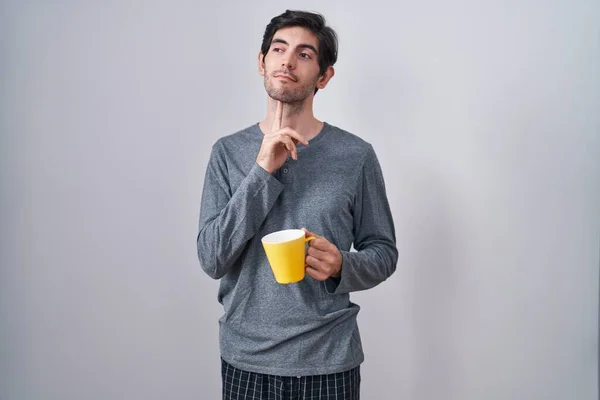 Jeune Homme Hispanique Portant Pyjama Boire Une Tasse Café Penser — Photo