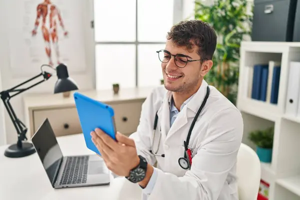 Young Hispanic Man Doctor Using Laptop Touchpad Working Clinic — Stock Photo, Image