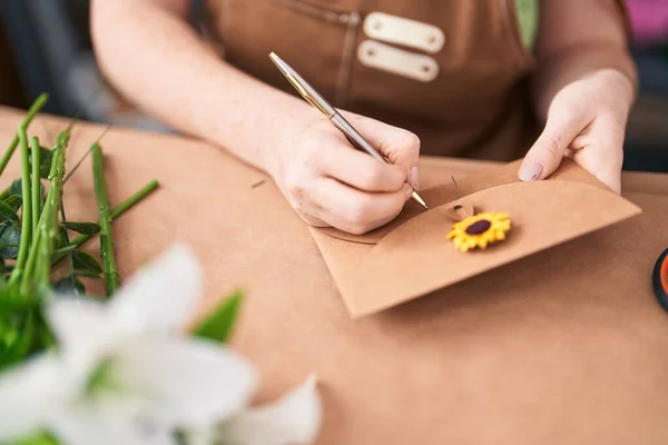Young Redhead Woman Florist Writing Envelope Letter Flower Shop — Stock Photo, Image