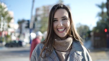 Güzel İspanyol kadın sokakta kendine güvenerek gülümsüyor