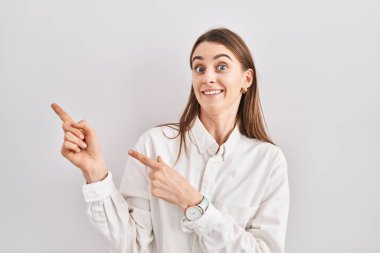 Kafkasyalı genç bir kadın izole edilmiş arka planda duruyor. Endişeli ve gergin olduğunu gösteriyor. Endişeli ve şaşırmış bir ifade. 