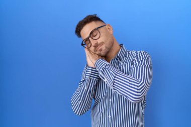 Sakallı, gözlüklü İspanyol bir adam uyuyordu. Yorgun düşler görüyordu. Elleriyle poz veriyordu.. 