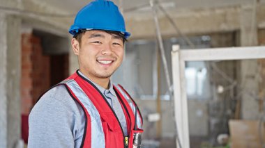  İnşaat alanında kendine güvenen bir mimar.