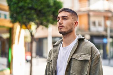 Sokakta duran gevşek yüzlü İspanyol genç adam.