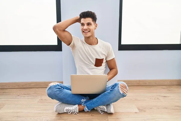 Jonge Spaanse Man Met Behulp Van Laptop Thuis Glimlachend Zelfverzekerd — Stockfoto