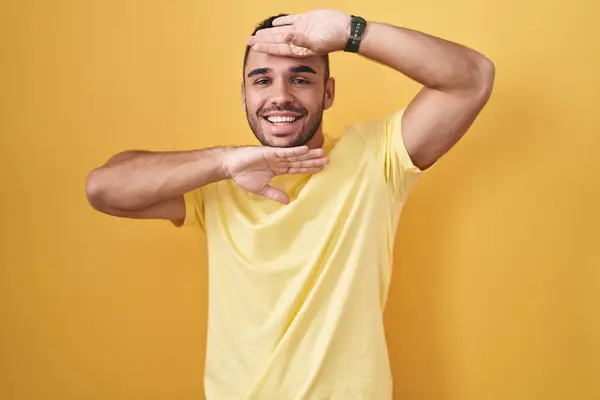 Young Hispanic Man Standing Yellow Background Smiling Cheerful Playing Peek — Foto Stock