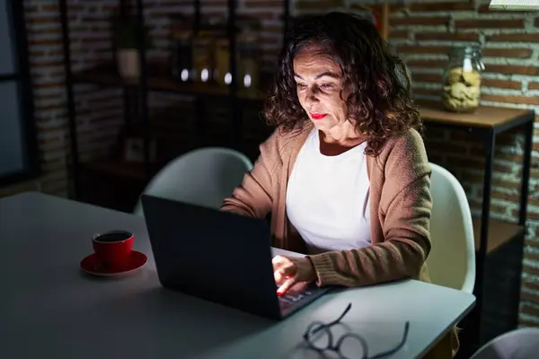 Orta Yaşlı Spanyol Kadın Gece Evde Dizüstü Bilgisayar Kullanıyor — Stok fotoğraf