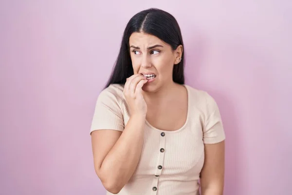 Young Hispanic Woman Standing Pink Background Looking Stressed Nervous Hands — Foto de Stock