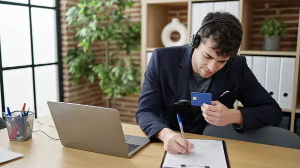 Fiatal Spanyol Férfi Üzletember Fülhallgatót Visel Egy Videohíváson Hitelkártyával Irodában — Stock Fotó