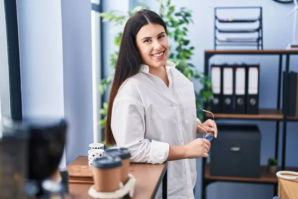 Młoda Latynoska Kobieta Biznes Pracownik Uśmiechnięta Pewnie Stojąc Biurze — Zdjęcie stockowe