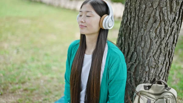 Parkta Rahat Rahat Müzik Dinleyen Genç Çinli Kadın — Stok fotoğraf