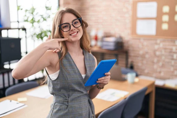 Ofiste Çalışan Beyaz Bir Kadın Gözlüklü Neşeli Bir Şekilde Gülümseyen — Stok fotoğraf