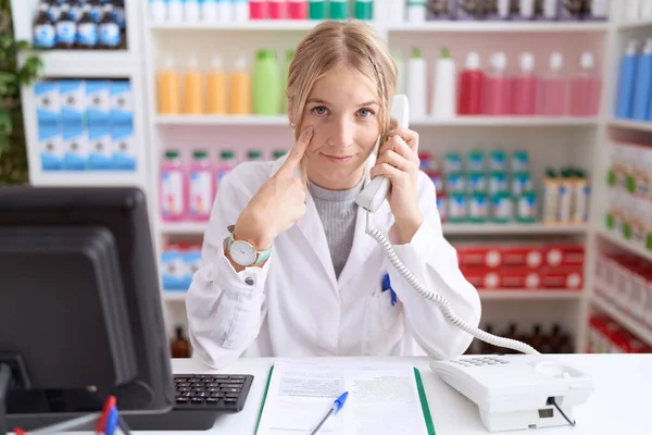 Giovane Donna Caucasica Che Lavora Farmacia Farmacia Parlando Telefono Indicando — Foto Stock