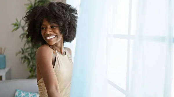 Afro Amerikalı Bir Kadın Gülümseyerek Evinde Kendine Güvenen Bir Perde — Stok fotoğraf