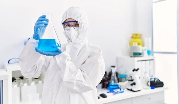 실험실에서 테스트 튜브를 유니폼을 과학자 — 스톡 사진