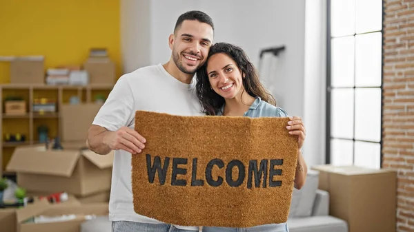 Man Vrouw Paar Houden Welkom Deurmat Glimlachen Nieuw Huis — Stockfoto
