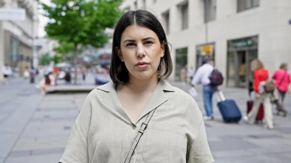 Junge Schöne Hispanische Frau Steht Mit Ernstem Gesichtsausdruck Den Straßen — Stockfoto