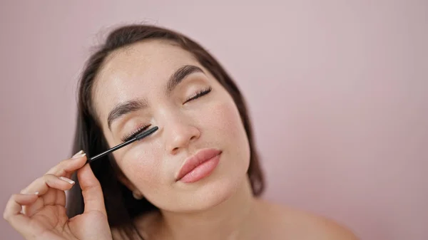 Young Beautiful Hispanic Woman Applying Make Eyelashes Isolated Pink Background — Stock Photo, Image