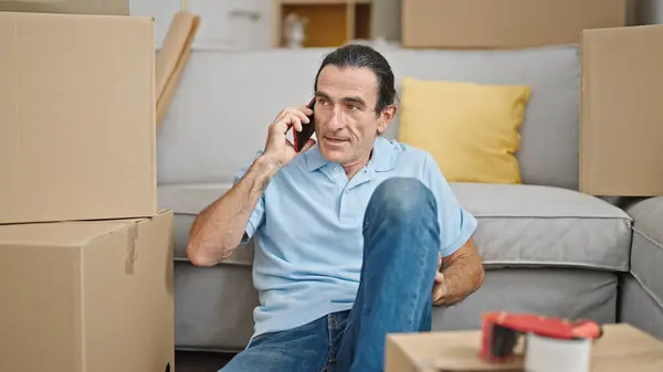 Hombre Mediana Edad Hablando Por Teléfono Sentado Suelo Casa Nueva — Foto de Stock
