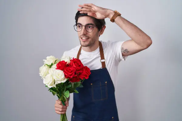Молодой Латиноамериканец Держащий Букет Белых Красных Роз Счастливый Улыбающийся Глядя — стоковое фото