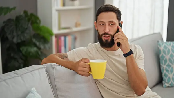 在家里用智能手机聊天的年轻人在喝咖啡 — 图库照片