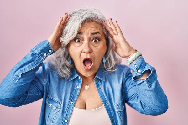 Pembe Arka Planda Gri Saçlı Orta Yaşlı Bir Kadın Deli — Stok fotoğraf