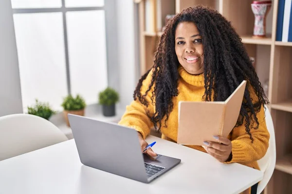 Afro Amerikaanse Vrouw Met Behulp Van Laptop Lezen Boek Thuis — Stockfoto