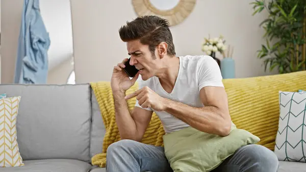 Genç Spanyol Adam Telefonda Konuşuyor Evde Tartışıyor — Stok fotoğraf