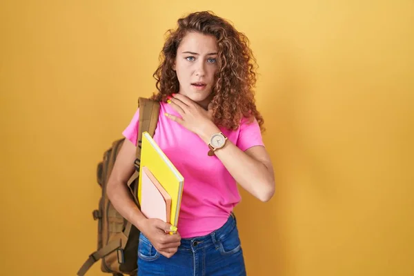 Young Caucasian Woman Wearing Student Backpack Holding Books Cutting Throat — ストック写真