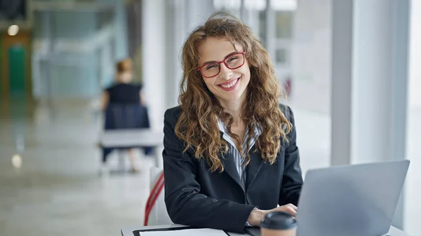 Νεαρή Γυναίκα Επιχειρηματίας Χρησιμοποιώντας Φορητό Υπολογιστή Χαμογελώντας Στο Γραφείο — Φωτογραφία Αρχείου