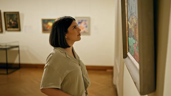 Junge Schöne Hispanische Frau Besucht Kunstgalerie Schloss Belvedere Wien — Stockfoto